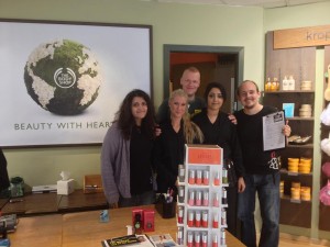 De frivillige fra Amnesty International fik rigtig god hjælp fra The Body Shop's personale.